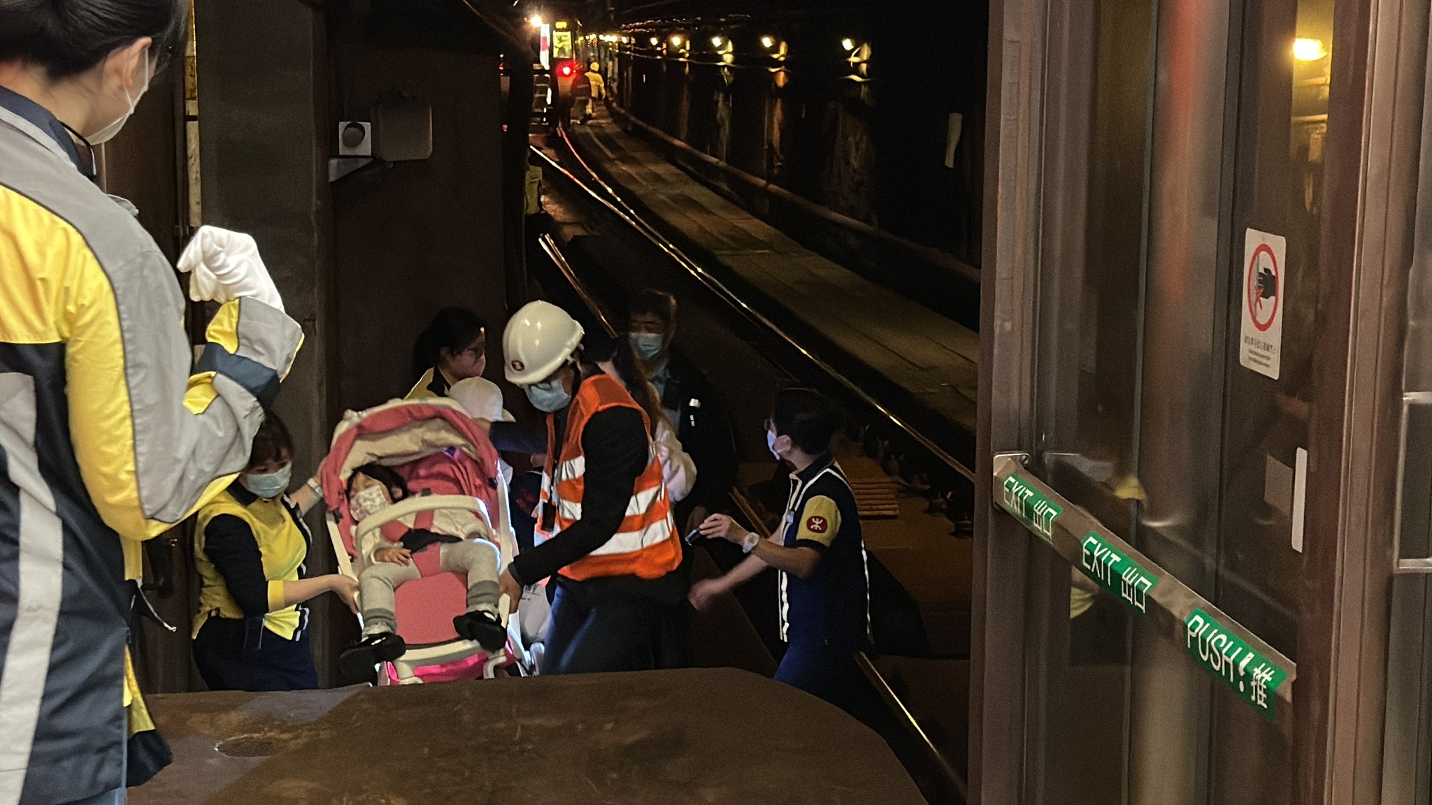 乘客烏燈黑火疏散