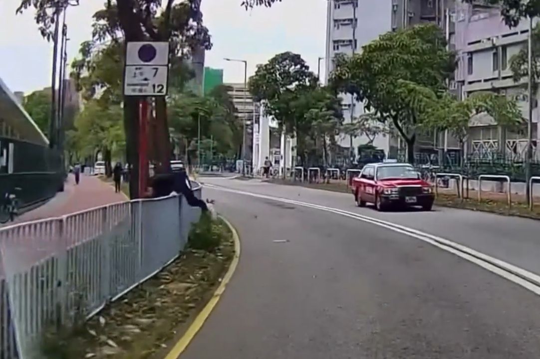 香港男子違規過馬路跨欄，慘變「另類炒車」過程全拍下。(影片截圖)
