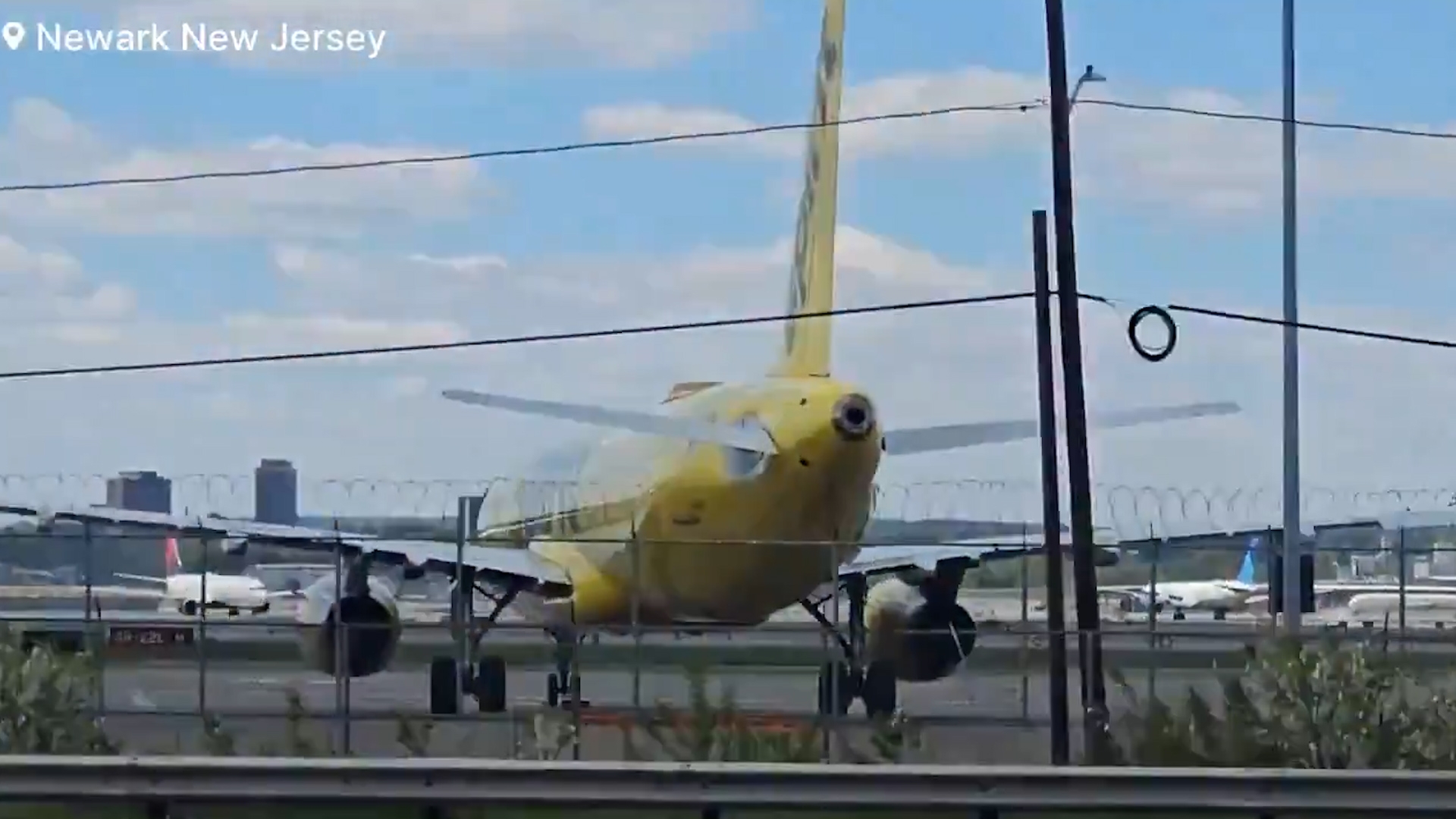 美國聯合航空客機降落新澤西機場時撞燈柱　碎片墜路面撞傷拖車司機 （X／Todd Paron）