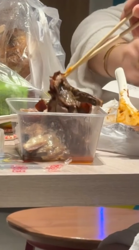 九龍KFC浴袍男女自攜燒鵝飯茄蛋飯霸位開餐　零消費遭網民炮轟