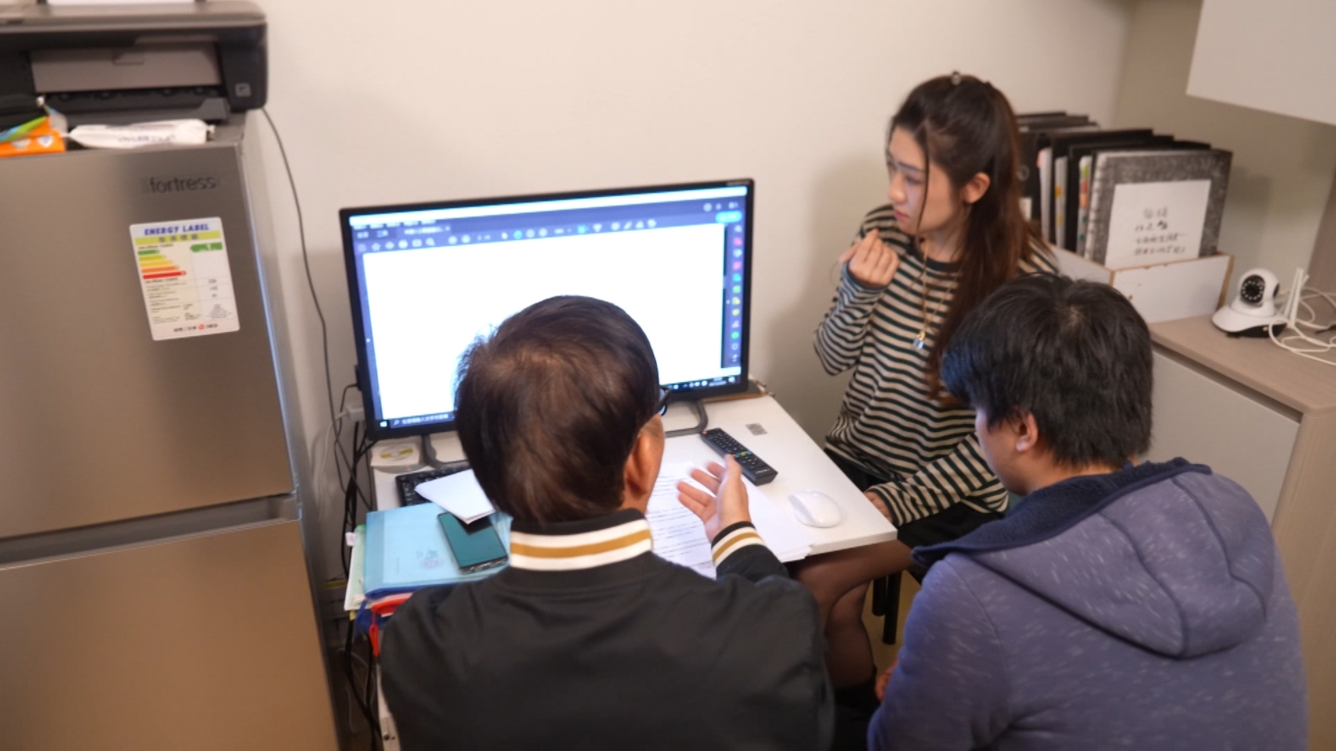 ⿈先⽣認為⾃⼰承擔全部家⽤，覺得被媽媽控告非常冤枉