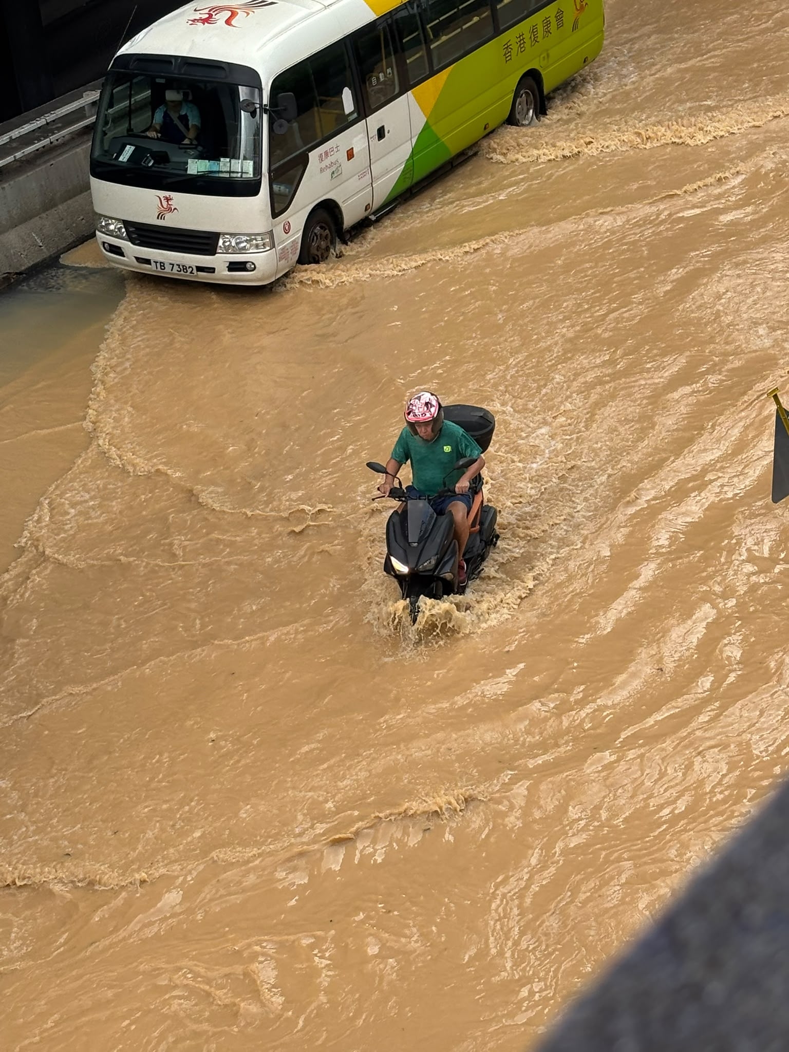 東張西望報料｜觀塘爆水管變「奶茶河」黃泥水淹裕民坊　車輛涉水而行險象環生 （觀眾提供《東張+》）