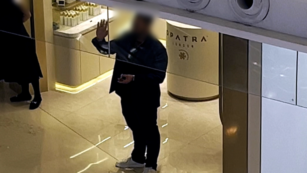 職員會先向路人大派Sample吸客，尤其針對年長女士更加落力，更設定鬧鐘每隔十多分鐘換人一次，用「車輪戰」方式將客人吸入店內。