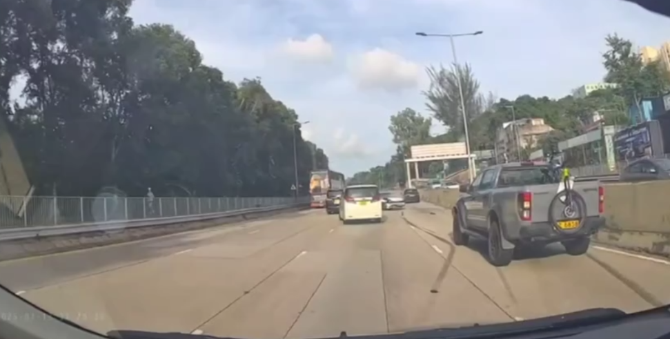 車Cam直擊｜元朗私家車狂飆失控　撞壆翻轉橫跨車道震撼畫面曝光