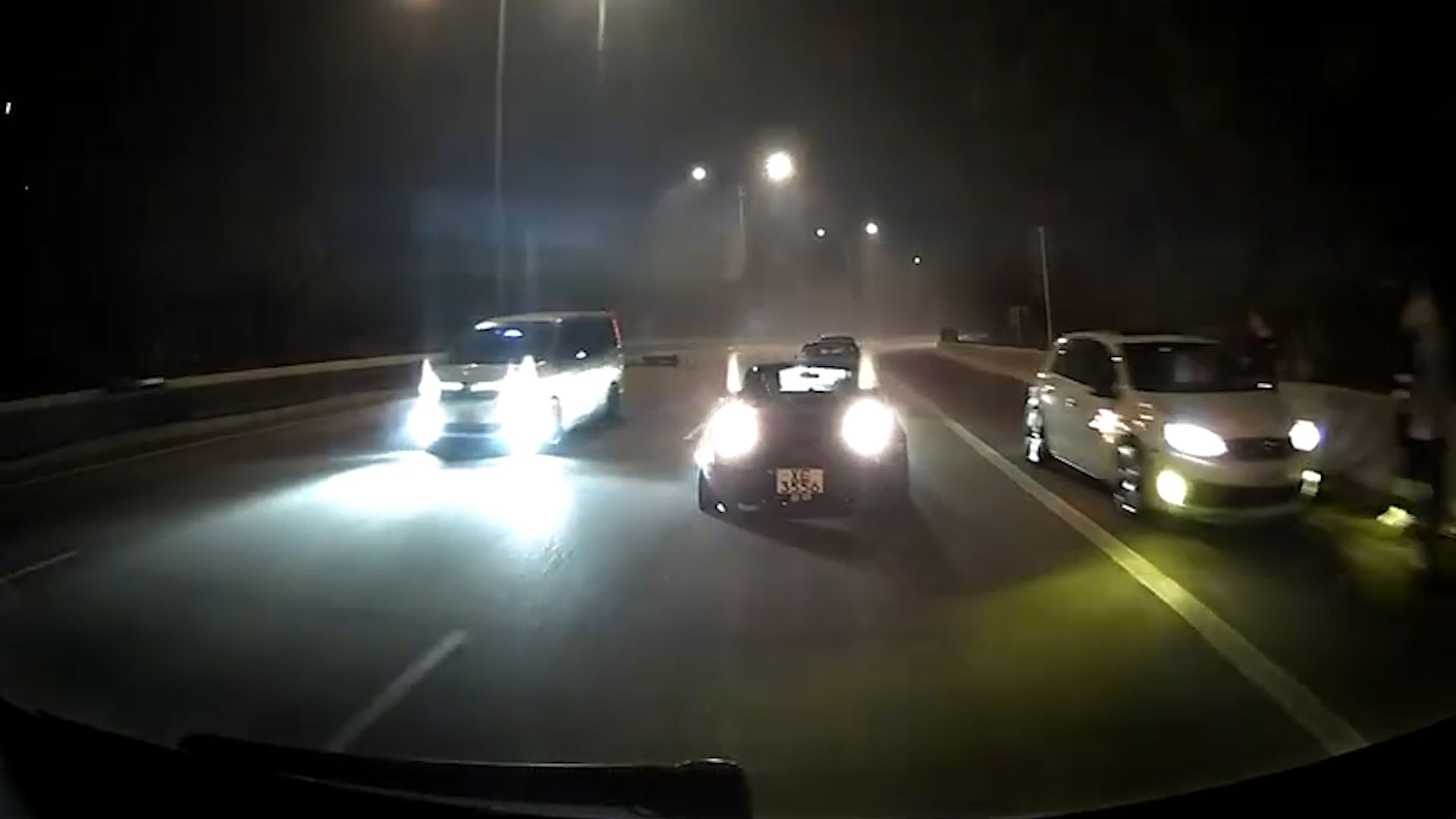 屯門公路私家車疑入彎時「甩尾」。(影片截圖)