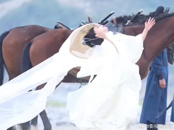 ▲▼陸劇女神拍戲驚傳意外！帽紗被踩「頭往後對折凹」。（圖／翻攝自微博）