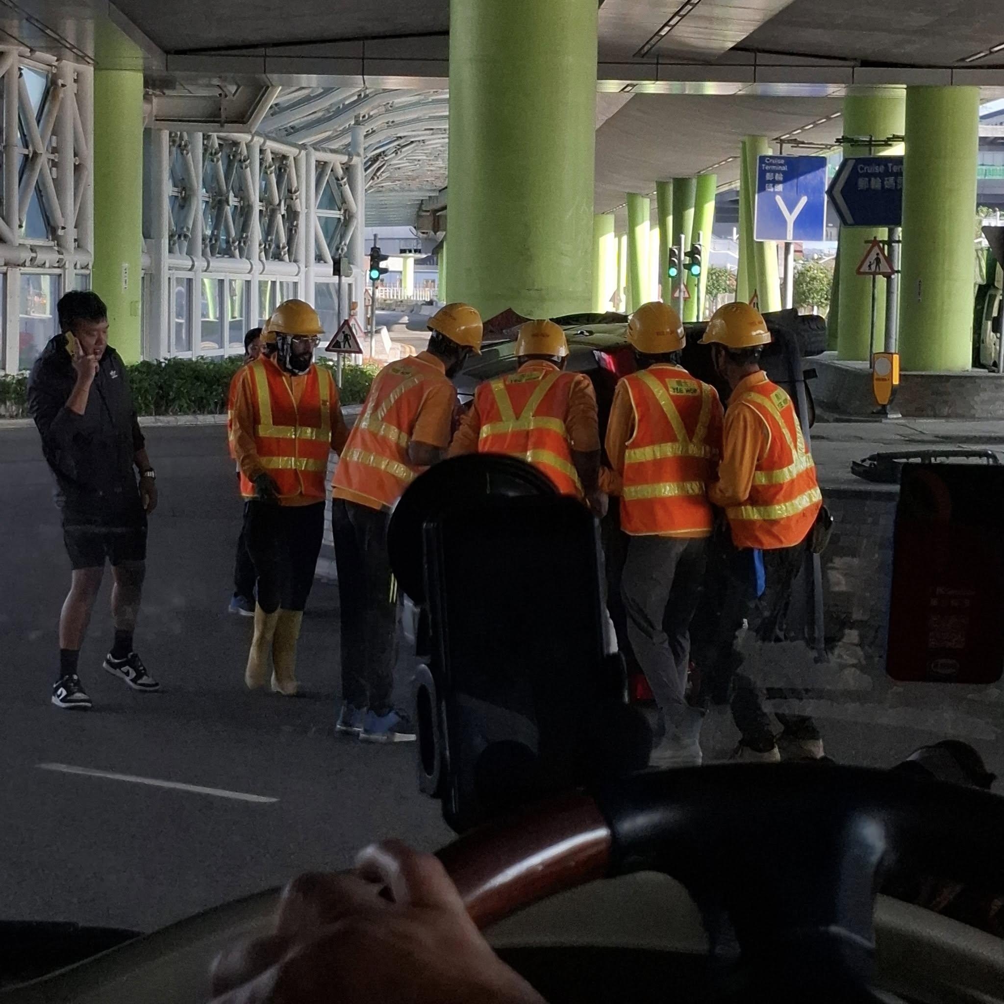 附近多名地盤工人見狀，立即上前協助救人。