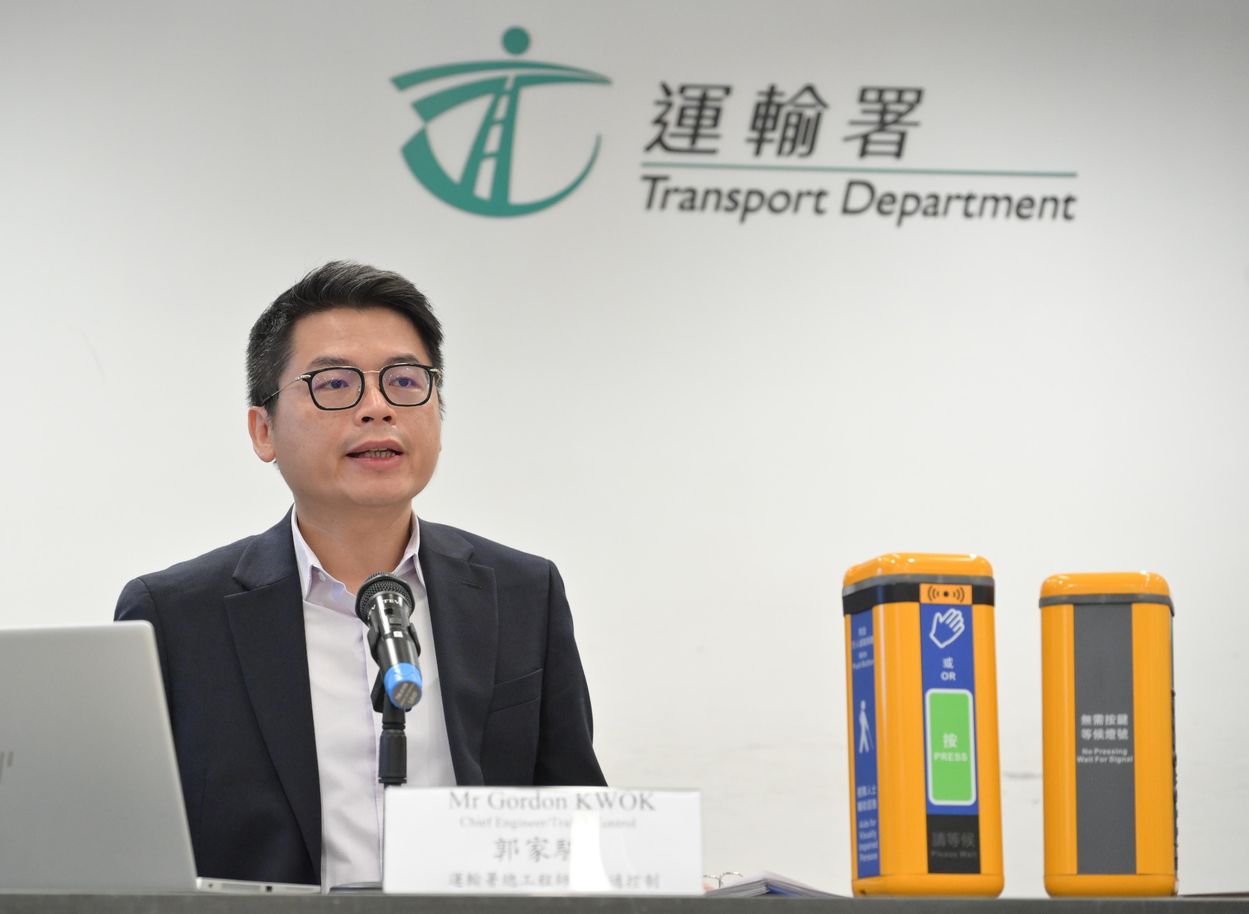 運輸署總工程師（交通控制）郭家駿表示，已諮詢康復諮詢委員會轄下無障礙小組委員會和立法會交通事務委員會，並一直與視障人士團體代表保持良好溝通，以優化新發聲裝置的功能及設定。