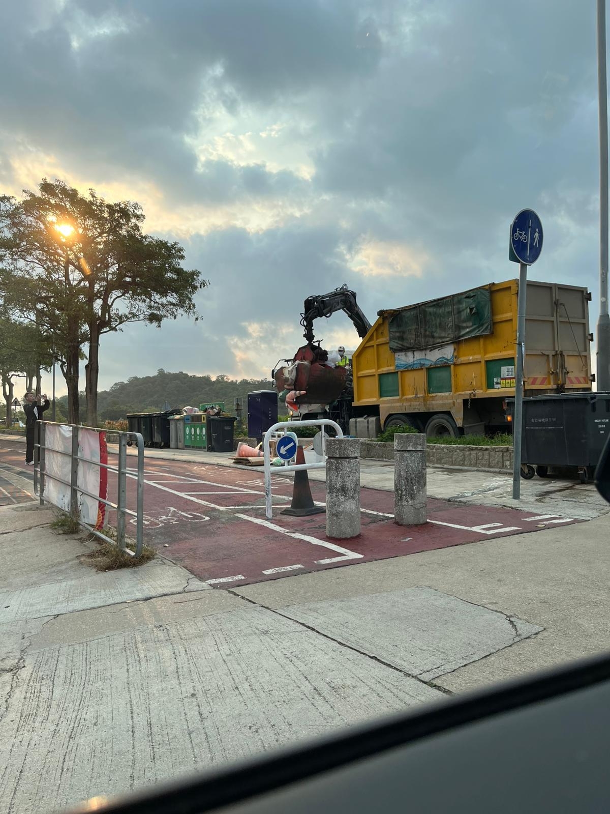 東張西望報料｜大埔龍尾海灘清潔工又放垃圾上行人路　居民再報料：又重演一次 (觀眾提供圖片)