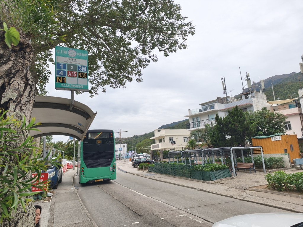 可能是有軌電車、纜車、卡莫利、街道和文字的圖像