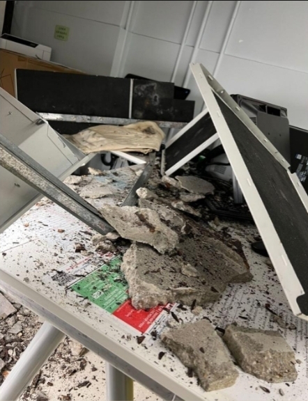 葵涌醫院冧石屎，現場一片狼藉。網絡圖片