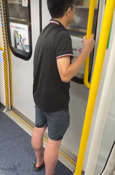 港鐵東鐵綫男子公然車廂內小便全被拍　滿地尿液周圍流動網民直呼嘔心