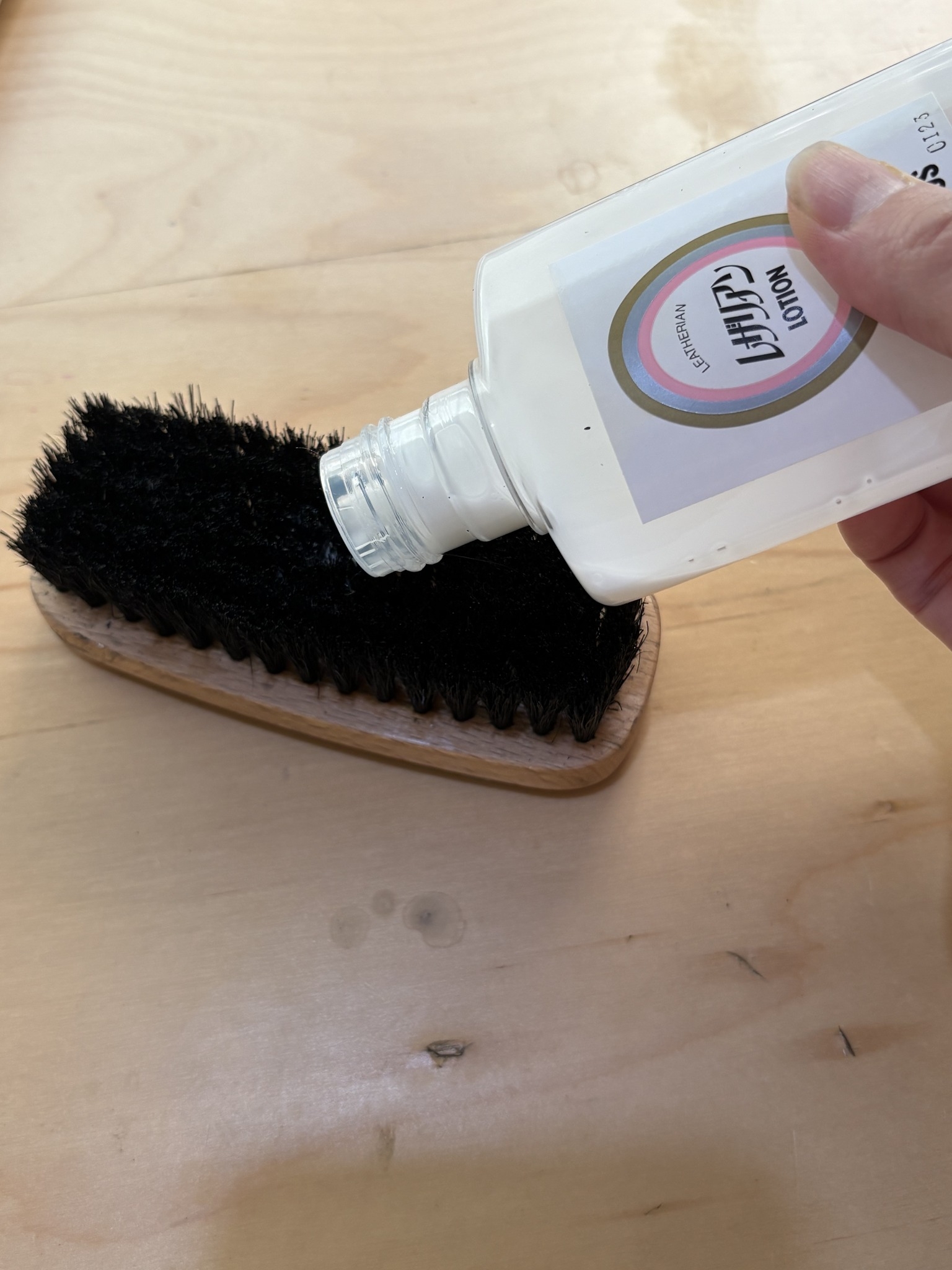 May be an image of hair brush and text that says 'GO10 S レザアン LOTION'