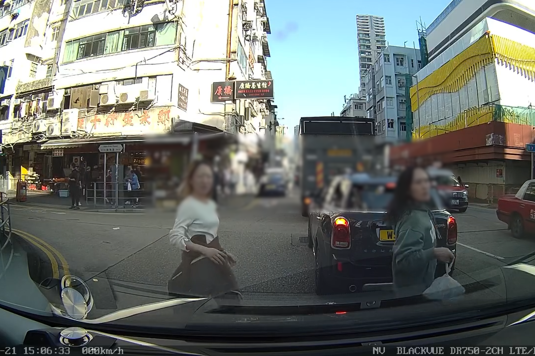 兩女九龍城撩司機搭順風車，網民思疑為「新騙局」。(影片截圖／FB@Kenny Lai)