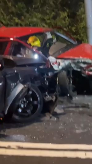 大帽山福士GOLF疑失控越線撼對頭AE86，經典車被毀。