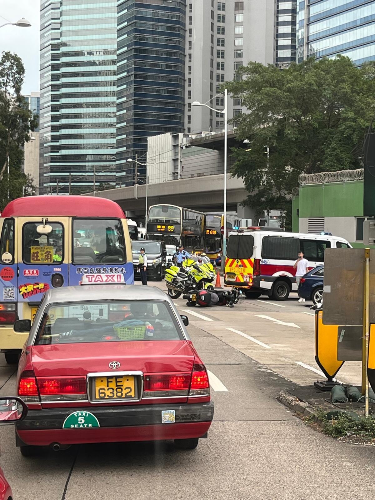 警方及救援人員接報後迅速到場，鐵騎士清醒，由救護員作初步敷治後，再由救護車送往醫院作進一步檢查。