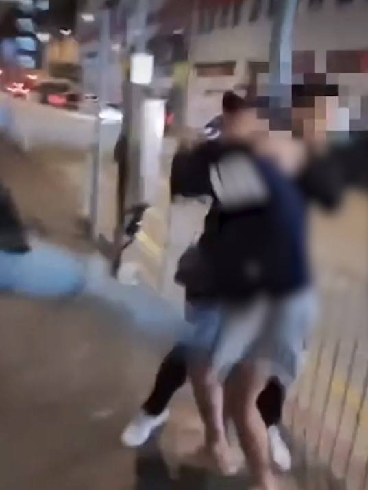 油麻地MMA｜短褲男遭雙人圍攻狠拳箍頸。(FB@Polly Sum)