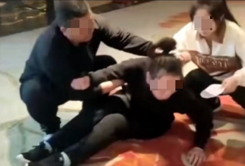 死者家屬情緒崩潰，親友在旁安慰。網絡圖片