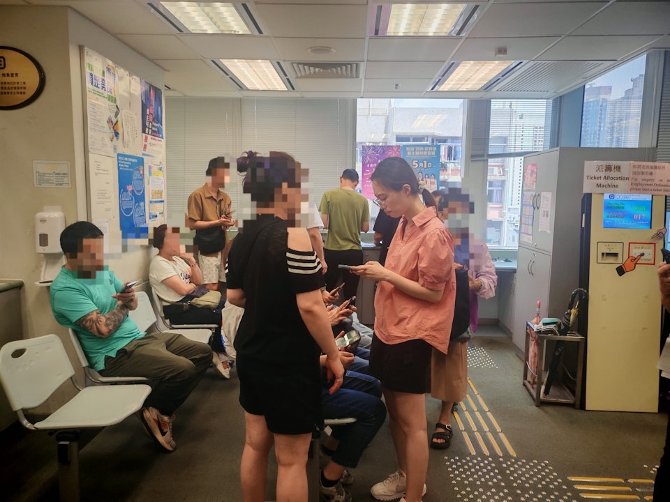 飲食業職工總會協助約50名受影響員工到勞工處落案，相關追討金額約700萬元。（飲食業職工總會圖片） 