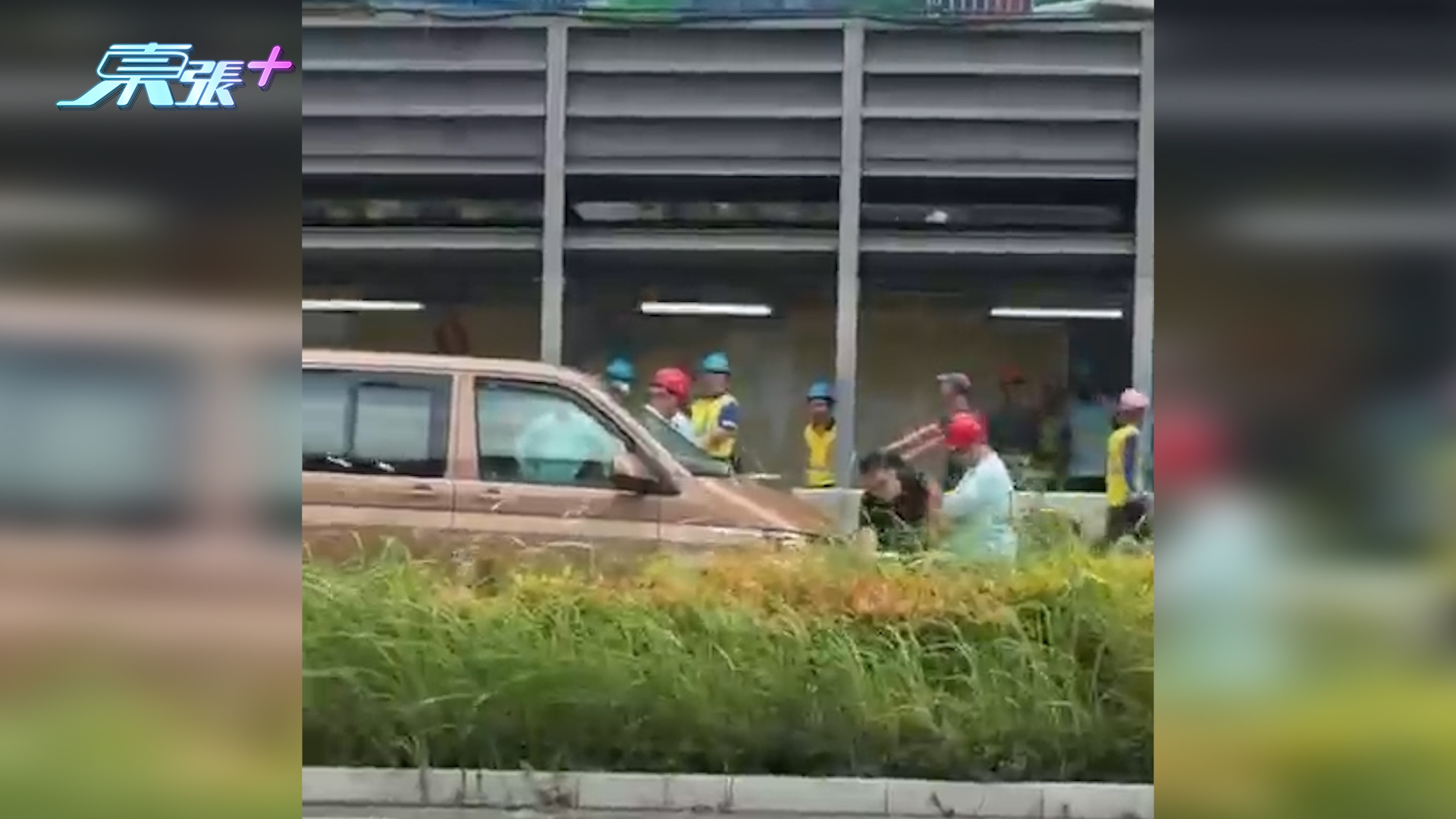 東張西望報料｜啟德醫院地盤「飛來橫禍」　高空飛鐵枝