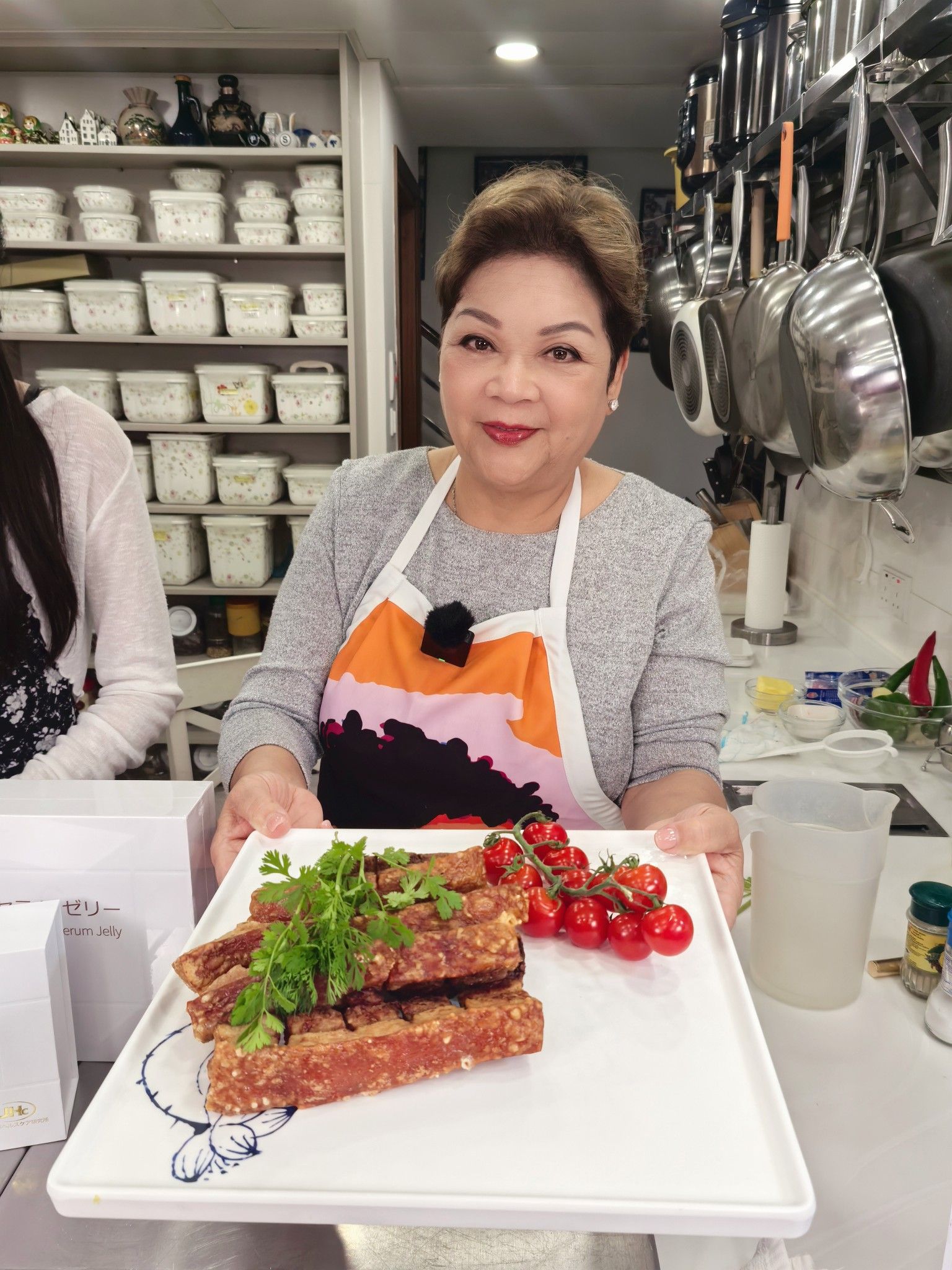 May be an image of 2 people, smoked salmon, rye bread, French toast and text that says 'ゼリー ゼリ crum Jelly'