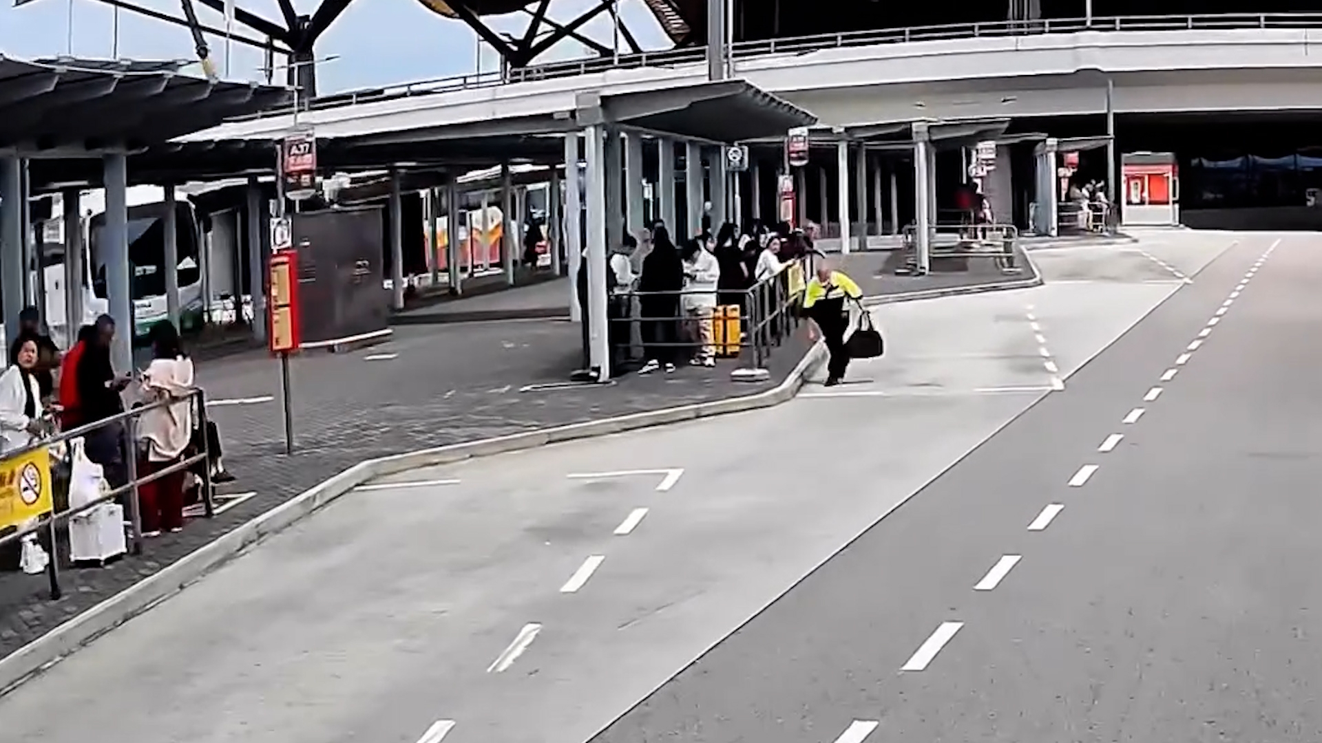 港珠澳大橋追巴士釀意外　中年漢突向前仆倒地　網民籲不應勉強追趕 （FB@車cam L（香港群組））