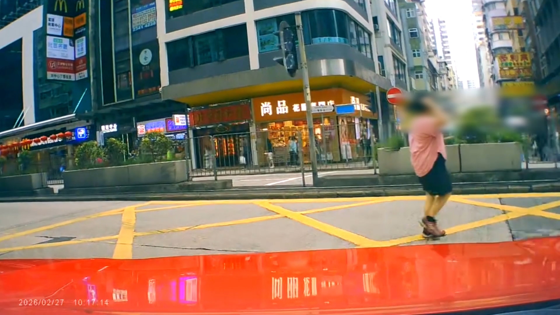 從車Cam畫面可見，一名女子突然走出路面，未有顧及當時車流。行至路中間時，她依然以極慢步伐前進，逼使司機要慢慢煞車及減速避讓。