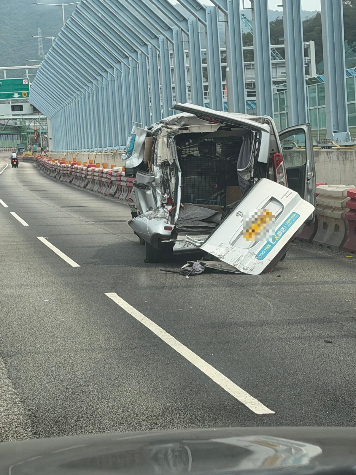 事發後，其中一輛客貨車嚴重損毀，後門甩脫，車身變形扭曲，彷如廢鐵，涉事的士車尾亦有凹陷。（Facebook圖片／馬路的事 (即時交通資訊台)／Bosco Chu）