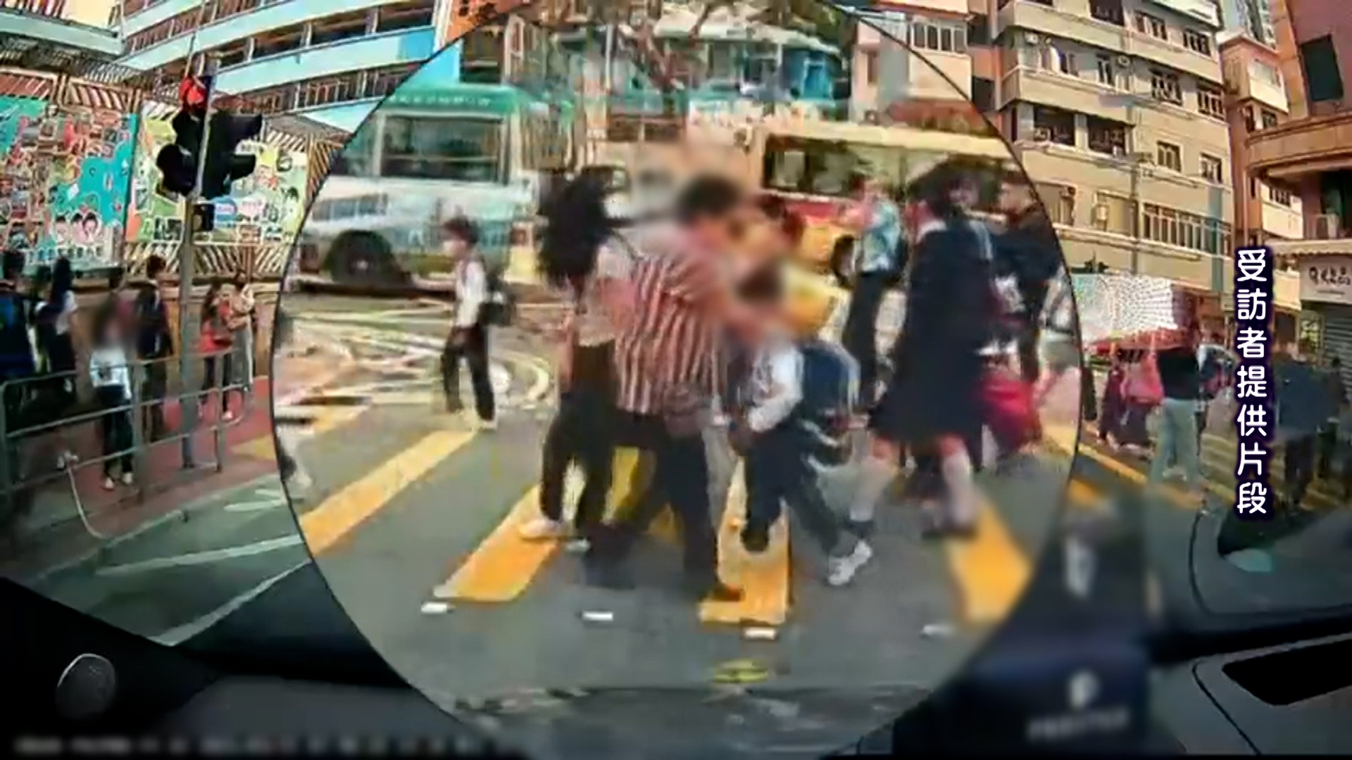 女學生看似被嚇倒停在原地，而婆婆則繼續向前走，之後又再出掌，再向另一個小童摑了一巴掌。