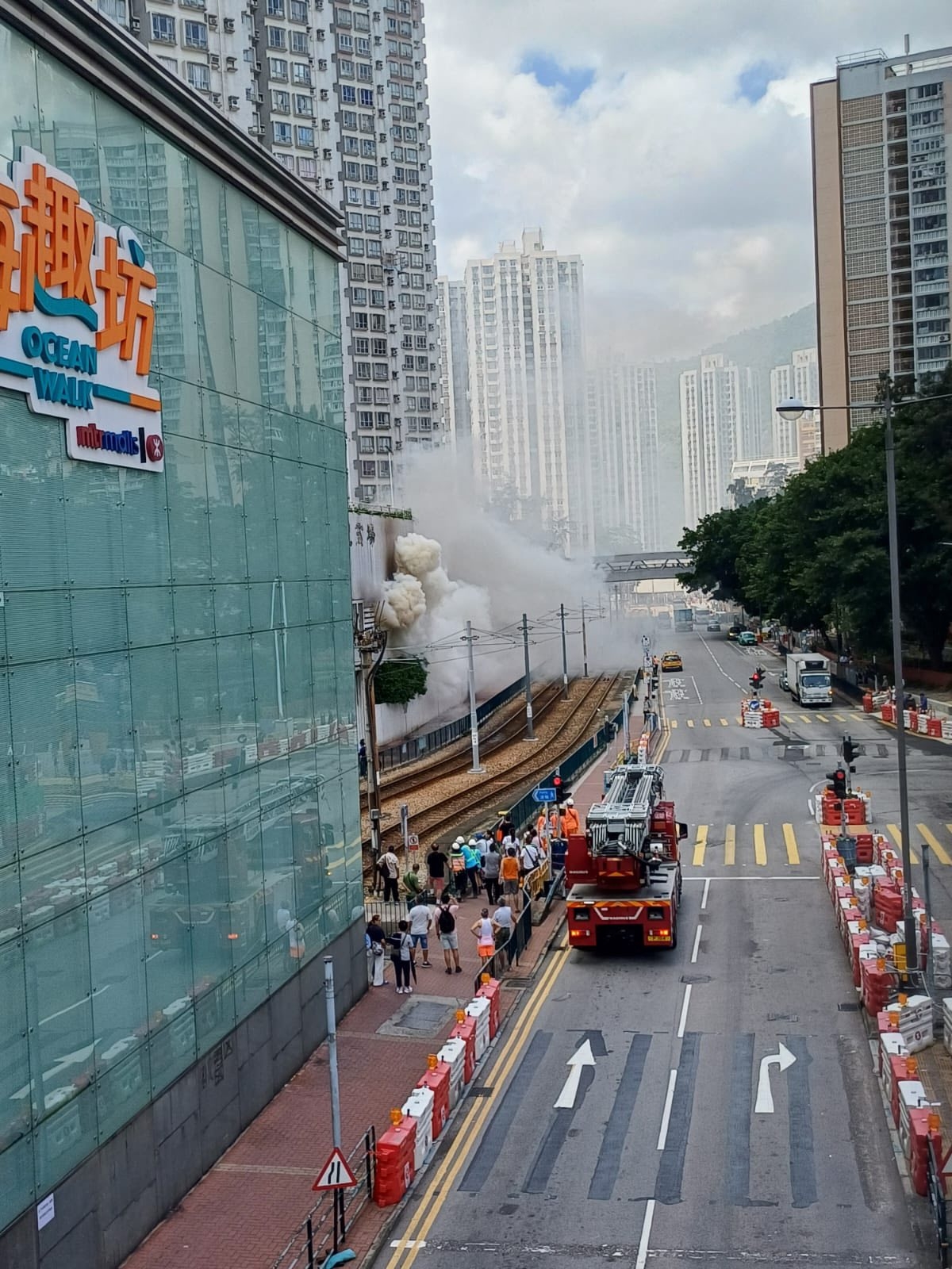 屯門啟豐商場火警現場火勢猛烈　黑煙直衝天際　酒樓街坊仲淡定歎茶