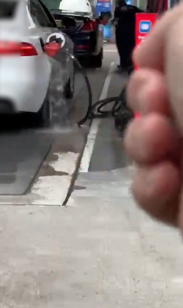 私家車油站入油「入爆油缸」汽油溢出勁危險　片大聲提職員惟無人理會