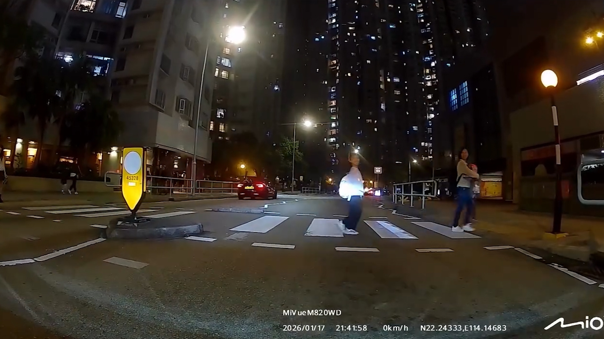 車Cam直擊｜細路過斑馬線「鞠躬多謝」再揮手　司機讚有愛：終於遇到