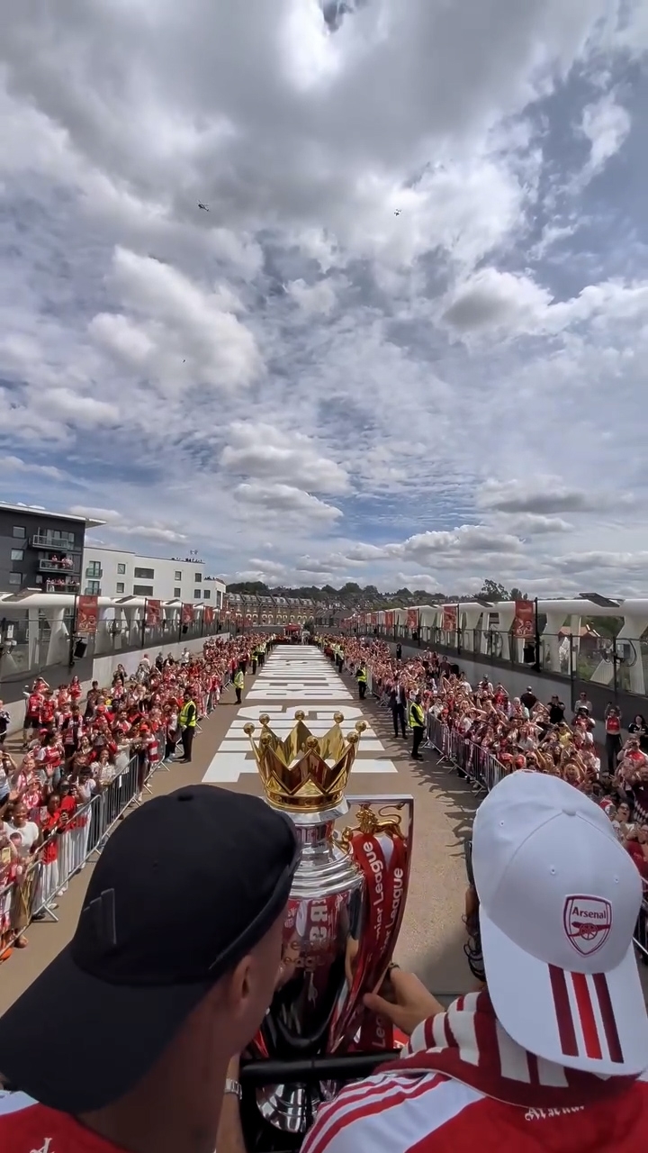 球隊成員乘坐開篷巴士離開酋長球場（Emirates Stadium），在北倫敦街頭進行全長約九公里的巡遊。（Facebook影片截圖／Arsenal）