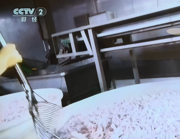 ▲▼男子稱長期吃315曝光雙氧水漂白雞爪後便血。（圖／翻攝自微博）