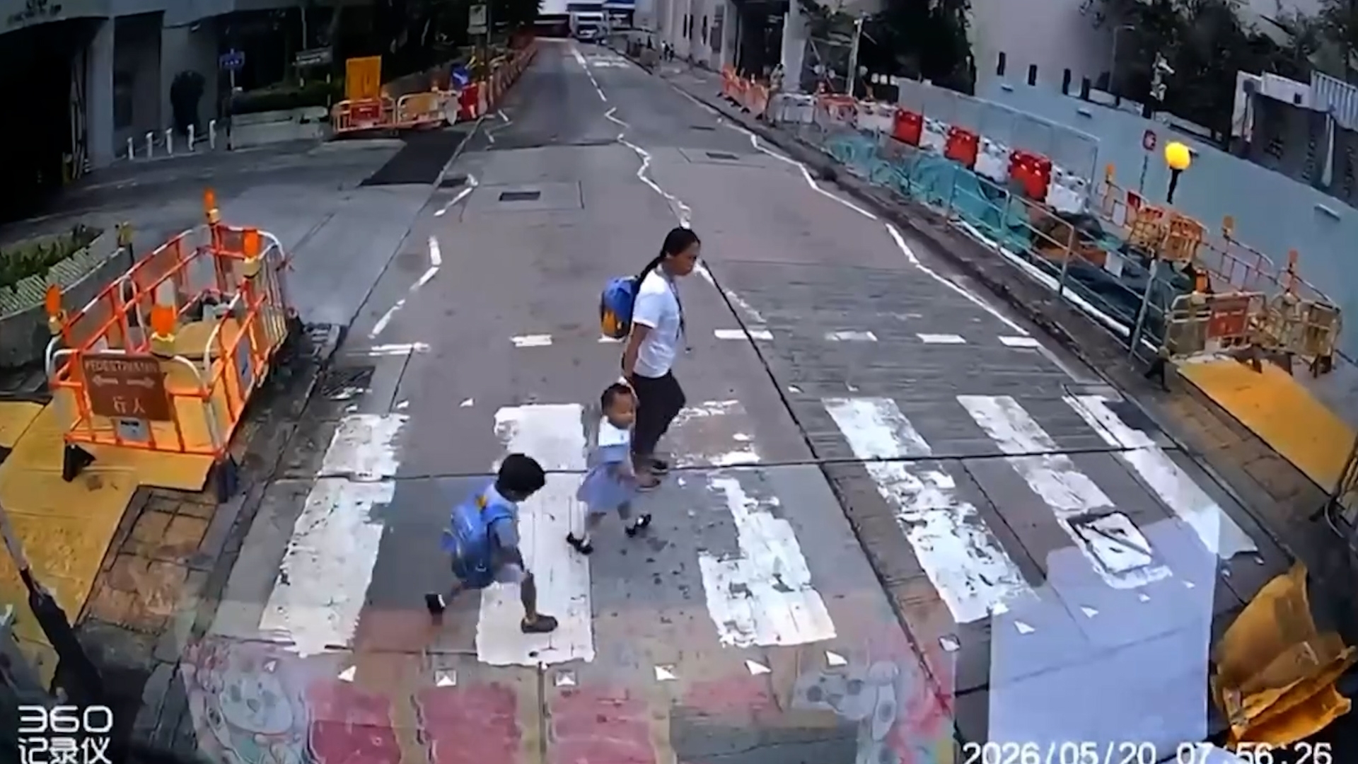 車Cam直擊｜逆線私家車「衝斑馬線」險撞過路學童　姐姐反應快救命　網民怒轟要舉報 （FB@Akakin Li）
