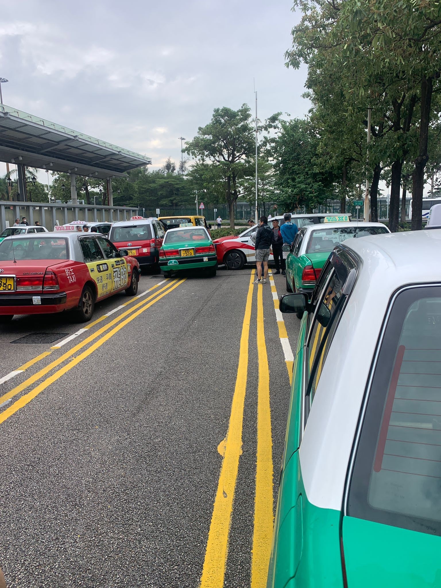 車Cam直擊｜深圳灣口岸紅的失控「衝鋒陷陣」　穿欄剷草叢後撞停泊綠的