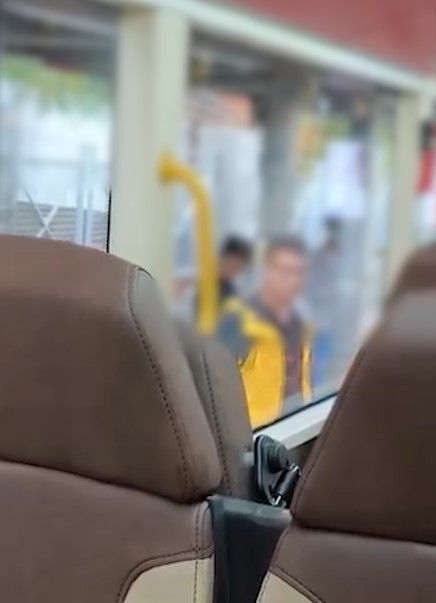 有片｜巴士阿叔大鬧車廂稱要「等埋老婆」　乘客鼓譟　結局最終居然這樣！