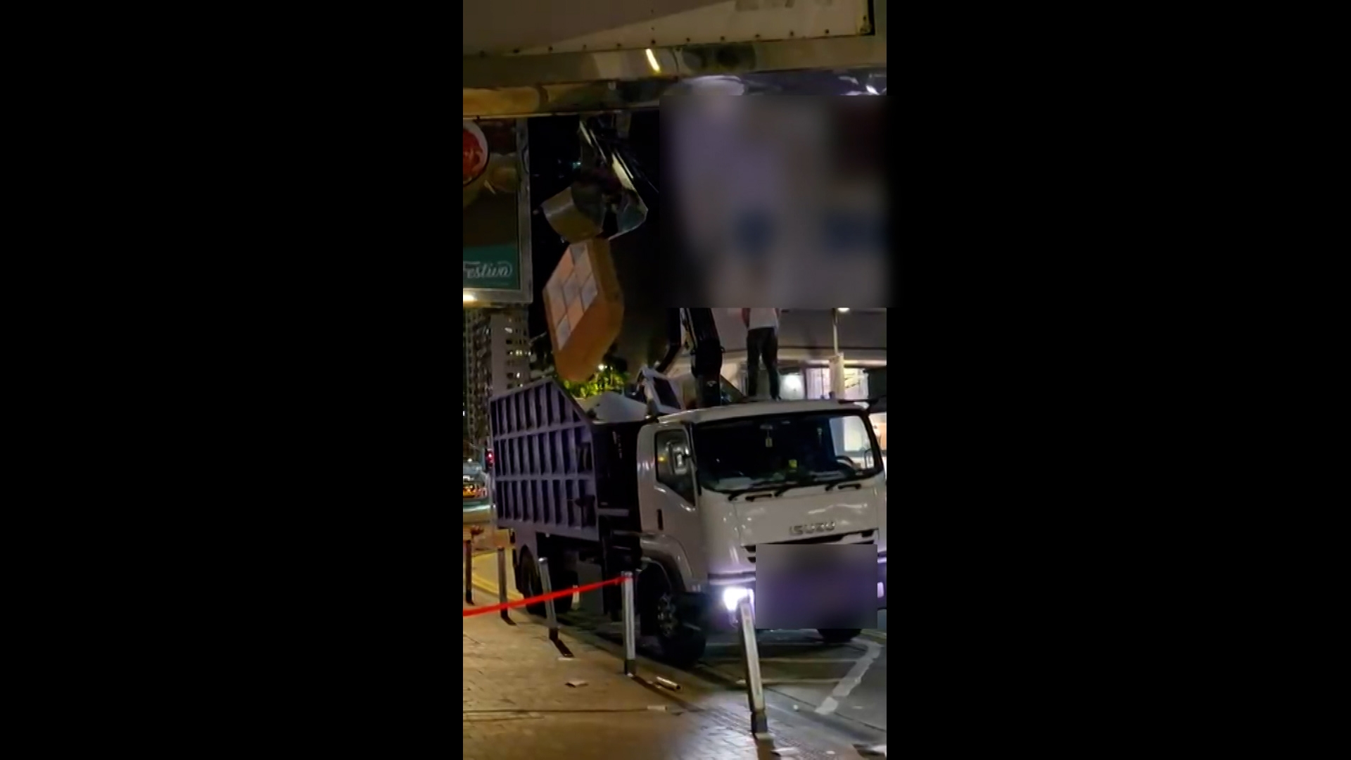 在銅鑼灣記利佐治街，於半夜三更，有人站在貨車頂遙控機械臂，夾起疑似是百貨公司的裝修廢料，廢料被放下時發出巨響，住在附近的街坊被相關行為滋擾了近一個小時。