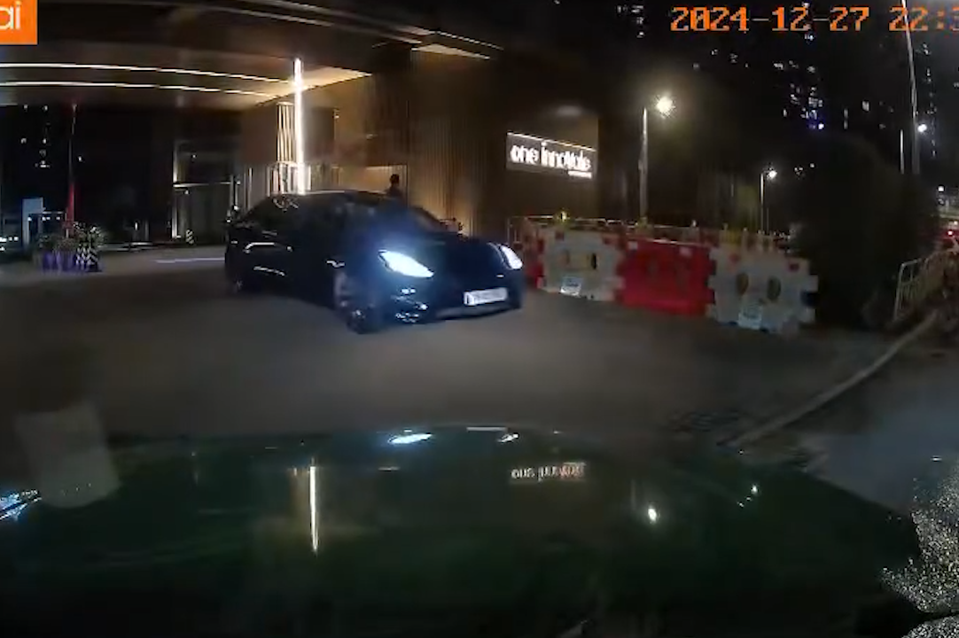 粉嶺的士司機疑嫌短途收車資「發晦氣」被打。(影片截圖)