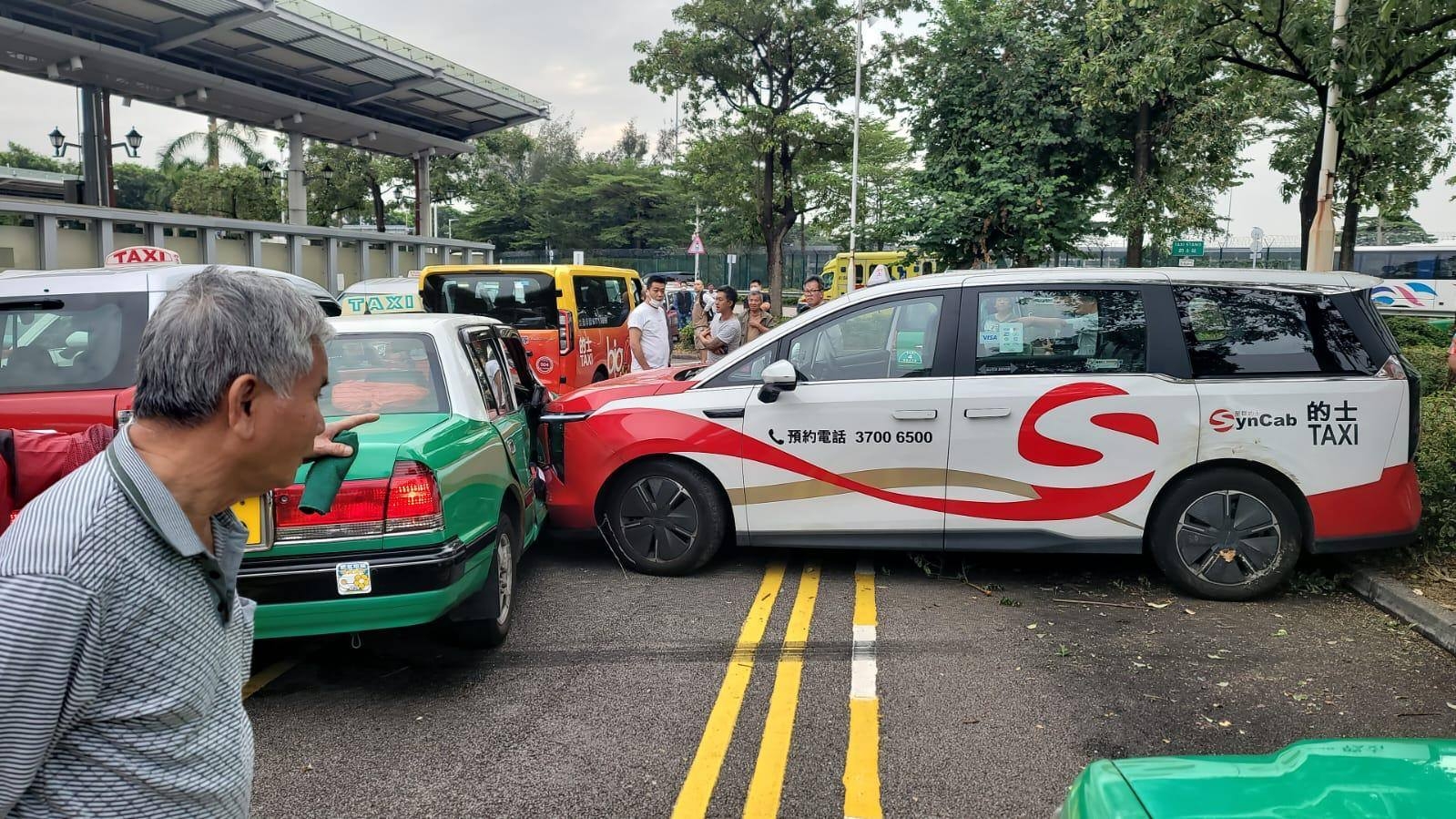 車Cam直擊｜深圳灣口岸紅的失控「衝鋒陷陣」　穿欄剷草叢後撞停泊綠的