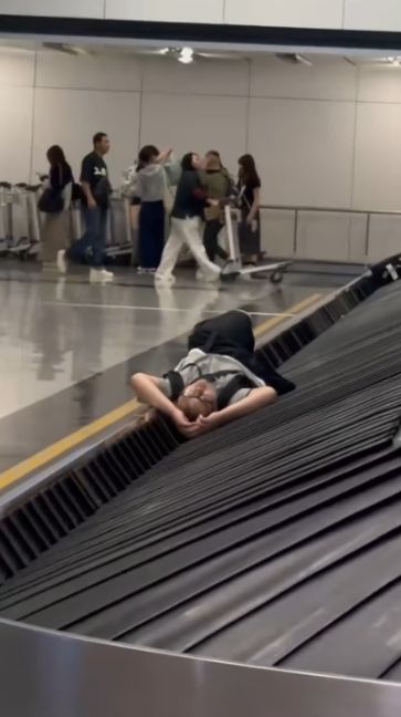 港機場行李輸送帶男子大覺瞓勁梳乎