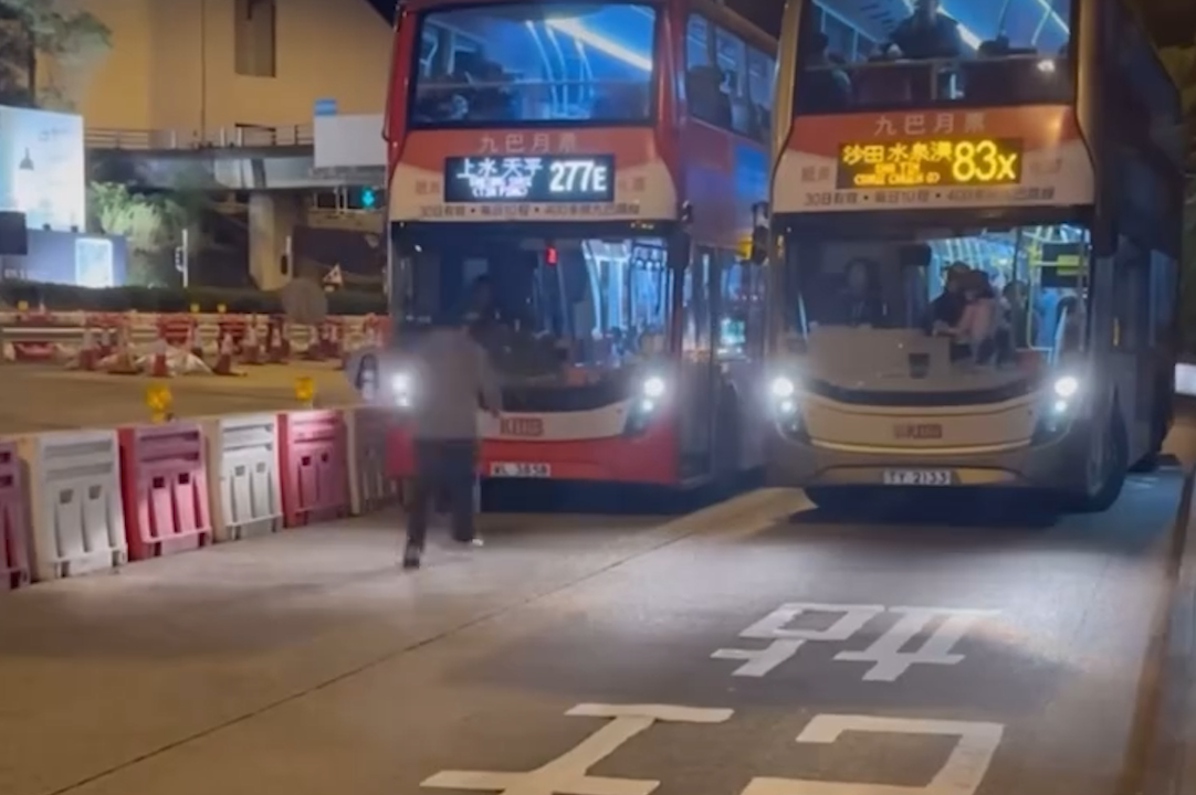 大老山隧道巴士站怪男「螳臂擋車」。(影片截圖／FB@Kitty Chau)