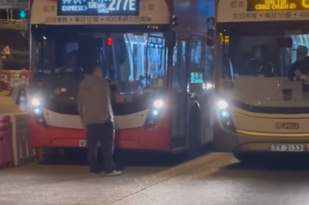 大老山隧道巴士站怪男「螳臂擋車」。(影片截圖／FB@Kitty Chau)