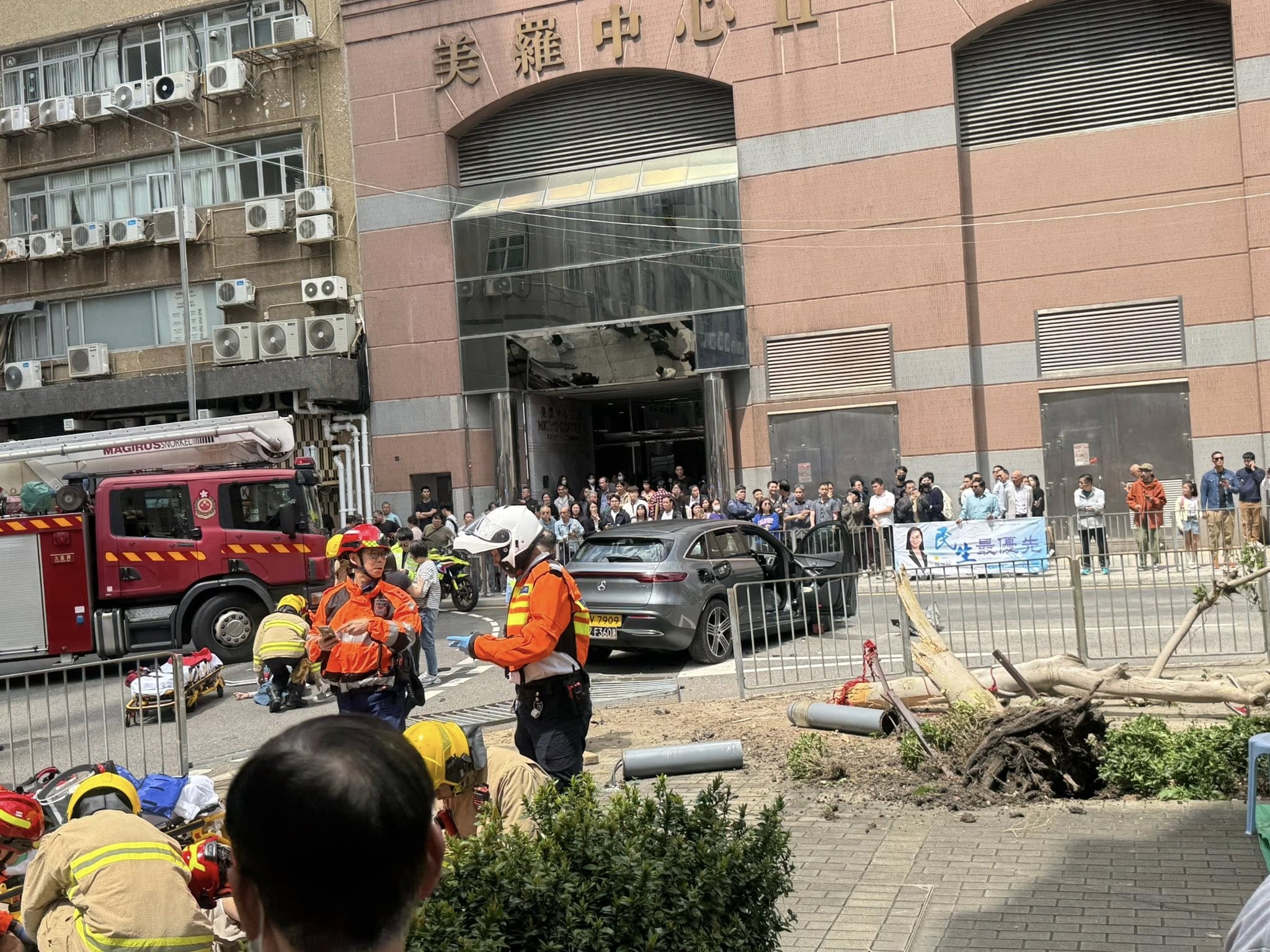 涉事私家車失事，撞斷欄杆剷上行人路，行人路上的樹倒塌，有傷者分別倒在行人路和馬路。（網上圖片）