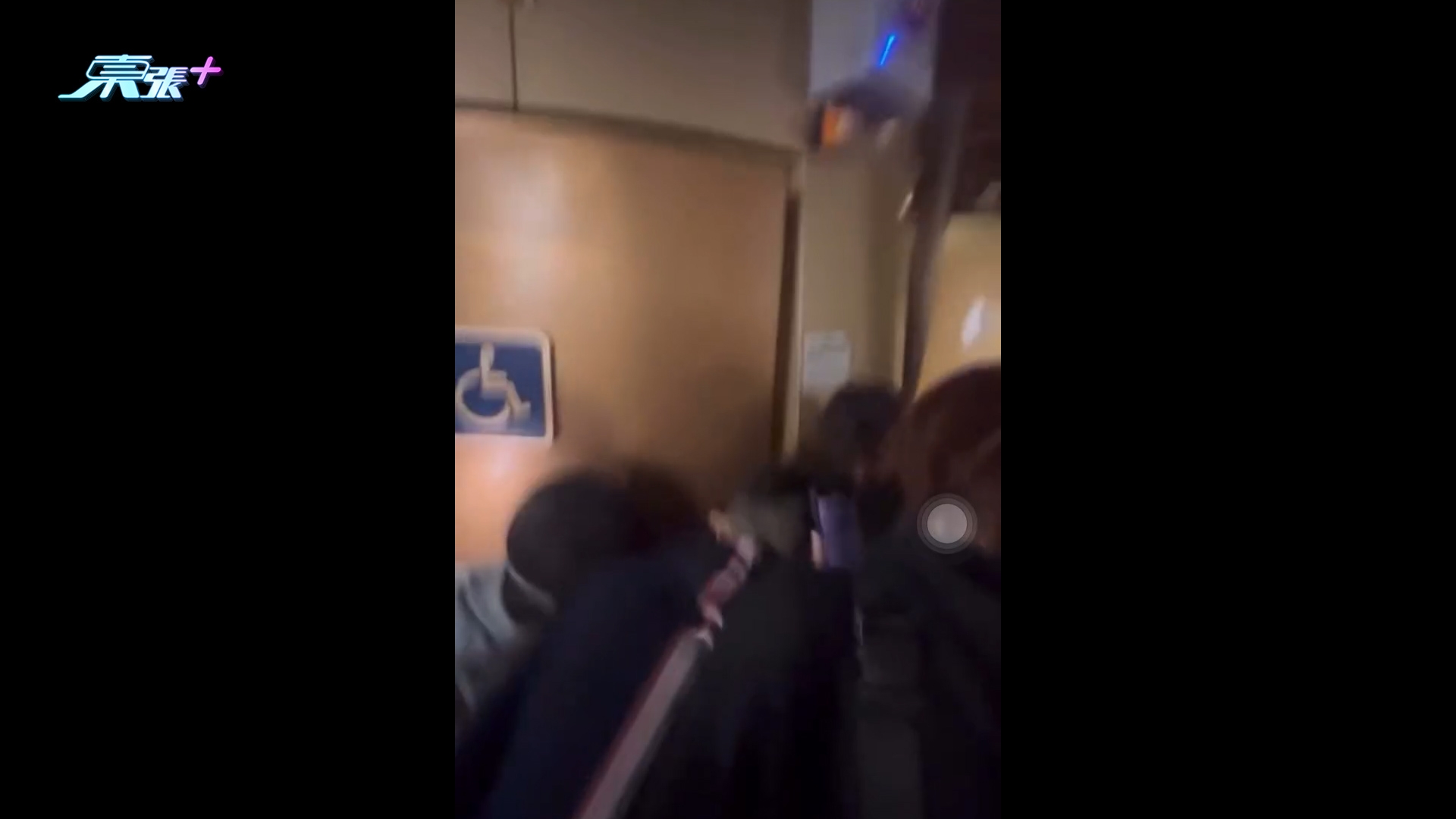 東張西望報料｜觀濱殘廁背心女狂毆黑衣少女　被拳打腳踢　童黨圍觀欺凌拍片