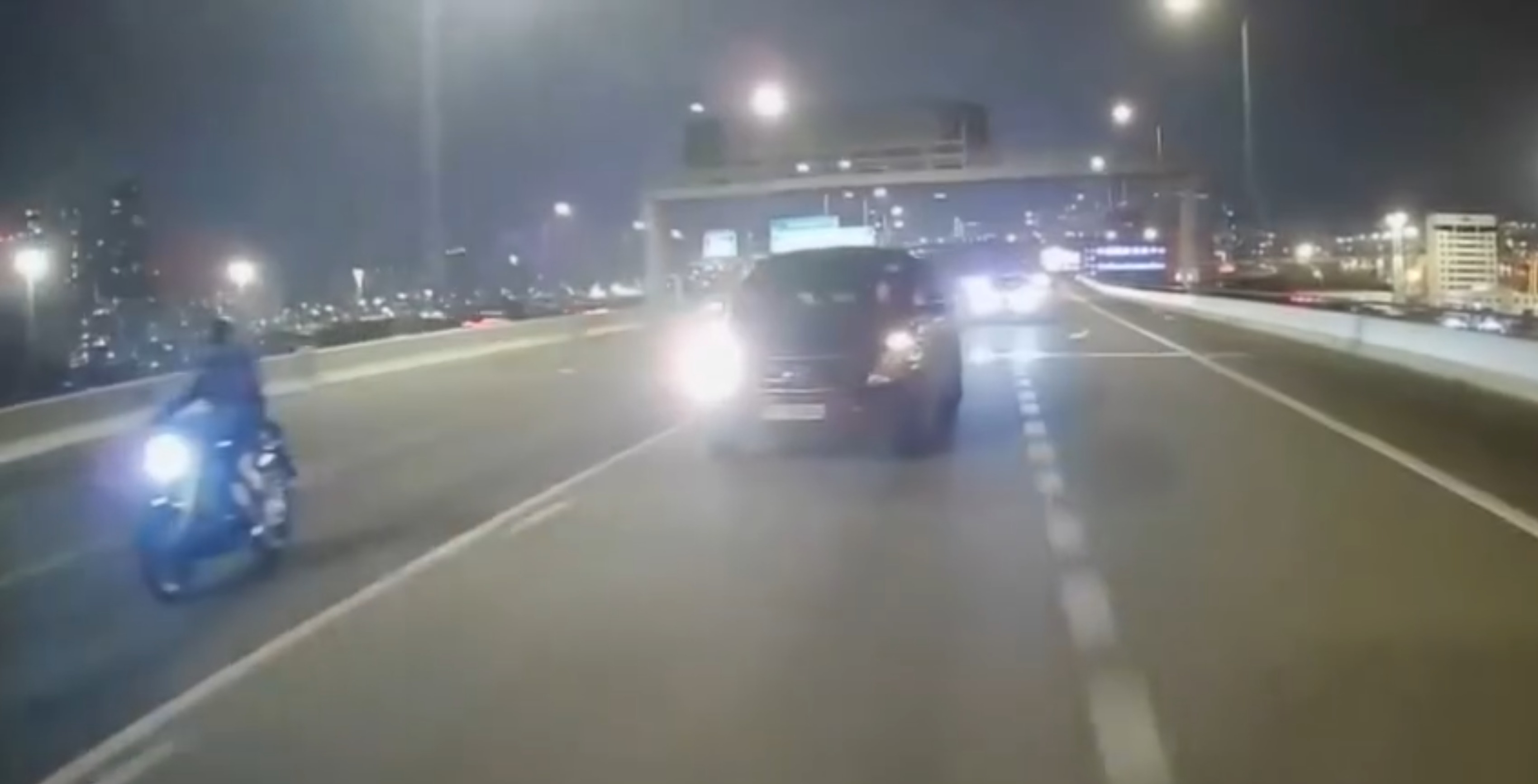 青葵公路貨Van連切兩線撞電單車　37歲騎士送院　網民直斥：想謀殺！