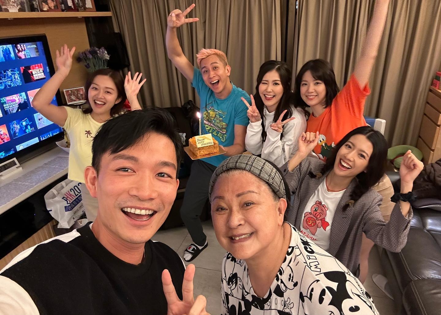 素顏嘅黃淑儀身穿優閒服跟眾人合照。