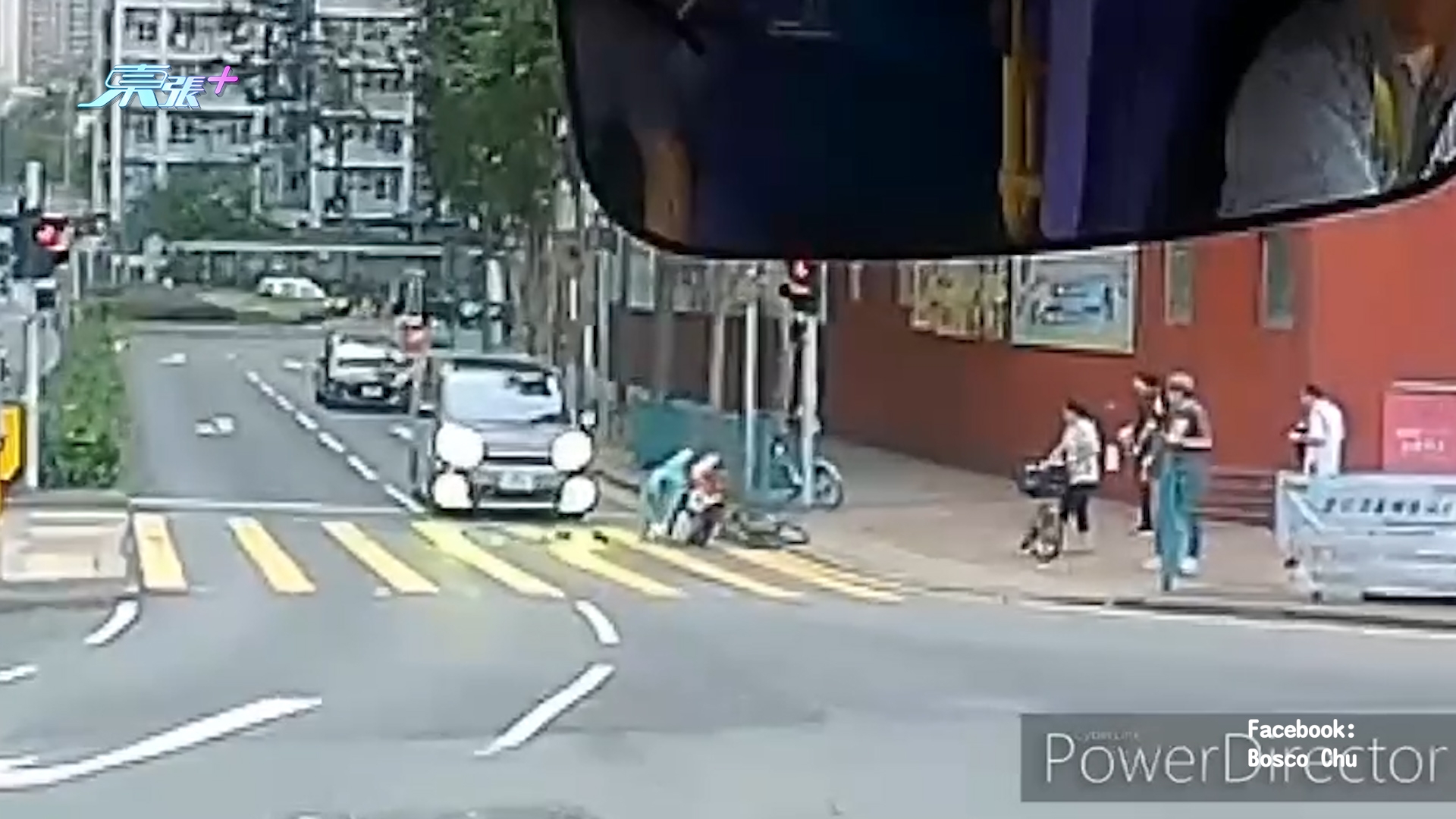 車Cam直擊｜外賣員過馬路疑「落錯brake」剎車　全車向前翻　網民：外賣全沒了