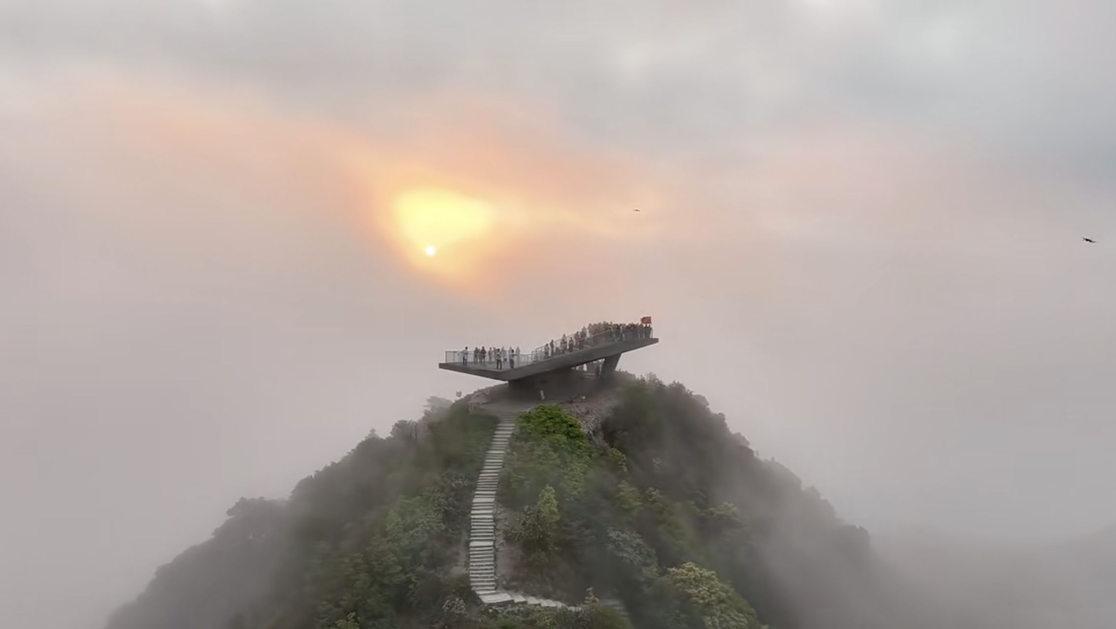 深圳版天空之城梅沙尖雲端觀景台