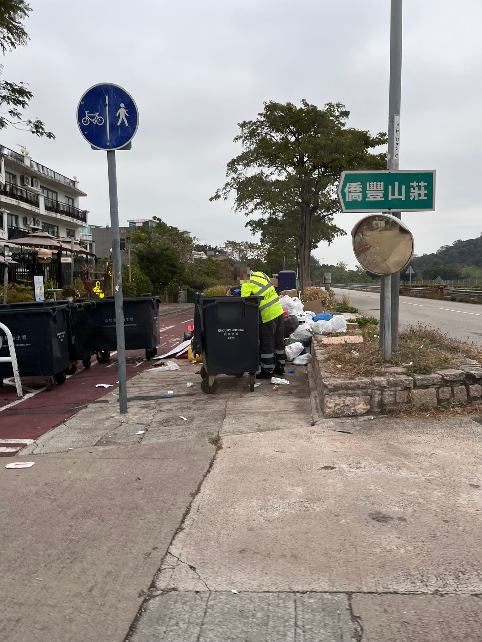 在大埔龍尾村，垃圾被放置在行人路再收集。（報料觀眾提供圖片）